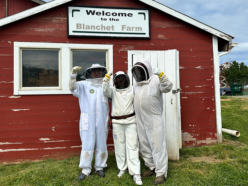 Blanchet Farm Beekeeping Volunteers