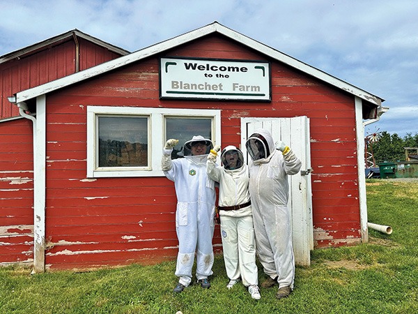 Blanchet Farm volunteer beekeepers